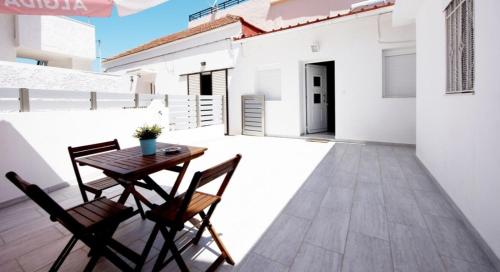 Een balkon of terras bij Platanou 21 Apartments