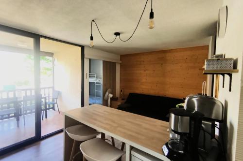 une cuisine avec une table et des chaises dans une pièce dans l'établissement Apartment with balcony 800 meters from the sea, à Canet
