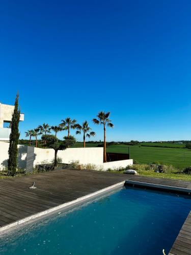 Πισίνα στο ή κοντά στο Architect designed house with view