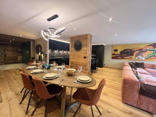 un salon avec une table et un canapé dans l'établissement Spacieux Appartement 4 Chambres avec Sauna, Hammam, Les Gets - FR-1-671-286, aux Gets