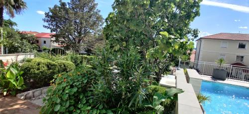 una gran planta junto a una piscina en APP Tilia, en Crikvenica