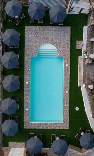 an overhead view of a swimming pool with umbrellas at Vicolo del Sole in Santo Stefano del Sole