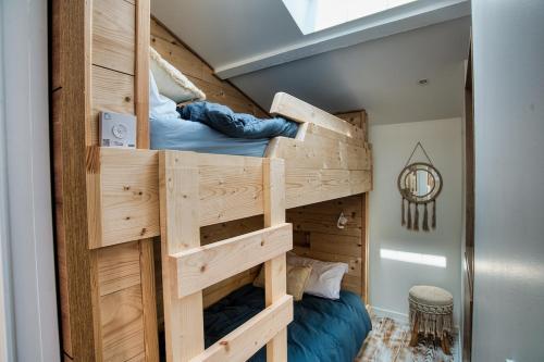 - un lit superposé dans une petite maison dans l'établissement Villa Sel & Sable - Pool - Air conditioning - Beach 200 m, à Seignosse