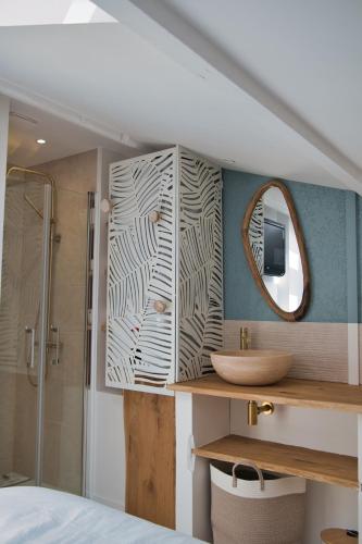 une salle de bain avec un lavabo et un miroir dans l'établissement Villa Sel & Sable - Pool - Air conditioning - Beach 200 m, à Seignosse