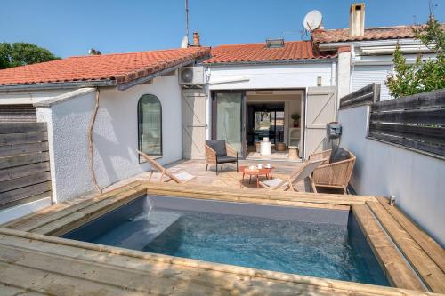 une piscine dans l'arrière-cour d'une maison dans l'établissement Villa Sel & Sable - Pool - Air conditioning - Beach 200 m, à Seignosse