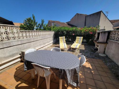 Jolie maison dans résidence sécurisée avec piscine commune , 4 couchages , 400 m de la plage de PORTIRAGNES PLAGE LRJP54