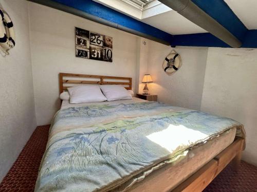 une chambre avec un grand lit dans une pièce dans l'établissement Appartement cosy avec mezzanine, 6 couchages, à 500m de la mer - St Cyprien - FR-1-225D-168, à Saint Cyprien Plage