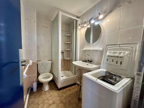 une petite salle de bain avec un lavabo et des toilettes dans l'établissement Appartement cosy avec mezzanine, 6 couchages, à 500m de la mer - St Cyprien - FR-1-225D-168, à Saint Cyprien Plage