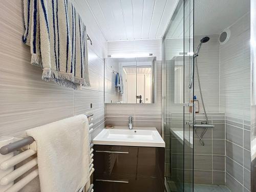 une salle de bain avec un lavabo et une douche en verre dans l'établissement Appartement à Saint-Cyr-sur-Mer proche plage avec clim et parking privé - FR-1-770-45, à Saint-Cyr-sur-Mer