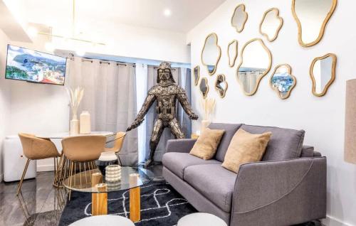 un salon avec un canapé et un squelette sur le mur dans l'établissement Keyz - Central 1 Bedroom near the Picasso Museum, à Paris