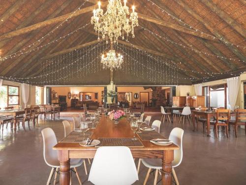 En restaurant eller et andet spisested på Hunters Cottage