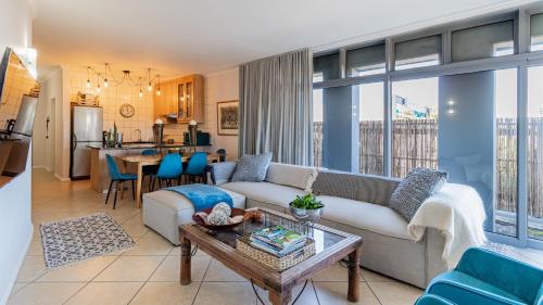 Χώρος καθιστικού στο African Sky Beachside Escape in Big Bay , 3 Bedroom Ground Floor Apartment