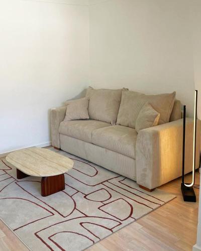 un salon avec un canapé et une table basse dans l'établissement Chic studio Palais 2 min away, à Cannes