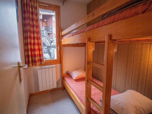 une chambre avec deux lits superposés et une fenêtre dans l'établissement Studio cabine au pied des pistes avec animaux acceptés à Valmorel - FR-1-356-304, à Valmorel