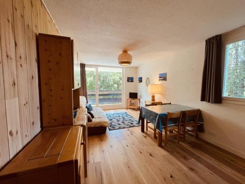 un salon avec une table et une salle à manger dans l'établissement Appartement 3 pièces pour 6 personnes à Plan Peisey, accès direct pistes - FR-1-757-121, à Peisey-Nancroix