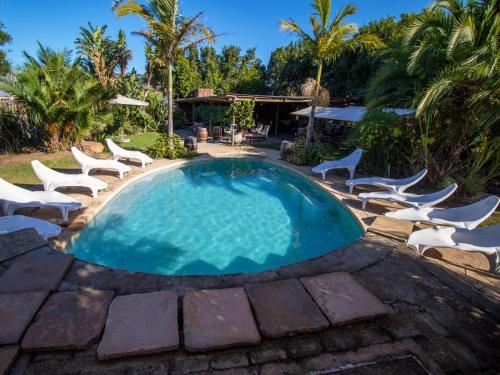 Swimmingpoolen hos eller tæt på Hunters Cottage