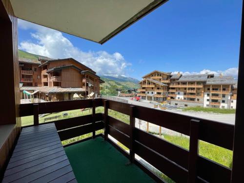 un balcon avec vue sur une ville dans l'établissement Studio skis aux pieds à Valmorel, balcon, proche commerces, 4 couchages - FR-1-356-291, à Valmorel