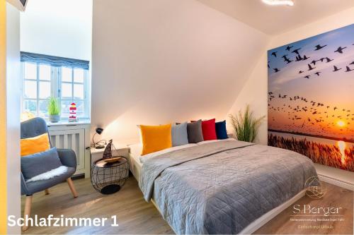 - une chambre avec un lit et une peinture d'oiseaux dans l'établissement Wattkieker, à Utersum