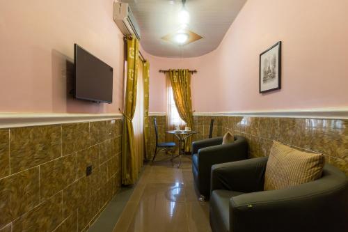 Una televisión o centro de entretenimiento en Berbera Palace Hotel