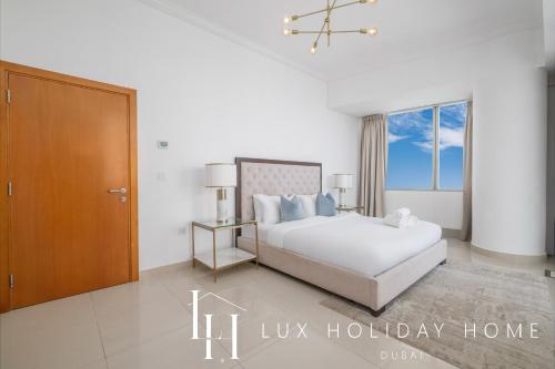 Postel nebo postele na pokoji v ubytování LUX The Sky View Suite Dubai Marina