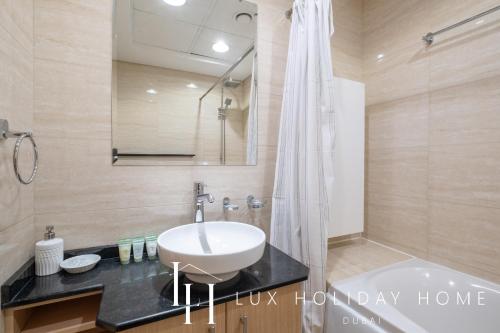Koupelna v ubytování LUX The Sky View Suite Dubai Marina