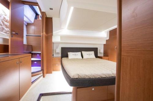a small room with a bed in the middle at Prestige 500 Fly in Nettuno