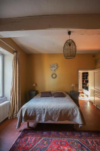 une chambre avec un grand lit dans une pièce dans l'établissement Le gîte de Montjardin du Château de Vaulx, à Saint-Julien-de-Civry