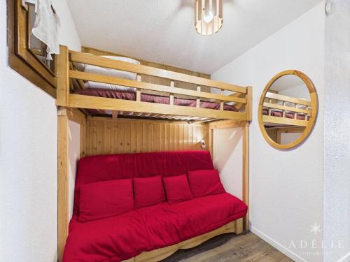 - un canapé rouge dans un dortoir avec des lits superposés dans l'établissement Studio cabine 4/5 pers, balcon exposé sud, à 50m des pistes, parking inclus - FR-1-398-513, à La Rosière