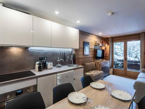 une cuisine et une salle à manger avec une table et des chaises dans l'établissement Appartement 3 pièces avec balcon, wifi et animaux acceptés à Méribel - FR-1-355-201, à Bussière