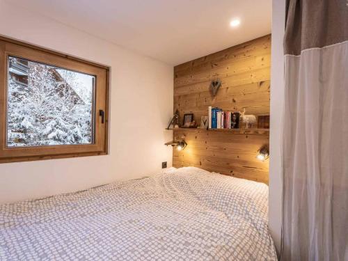 ein Schlafzimmer mit einem Bett und einem Fenster in der Unterkunft Appartement 3 pièces avec balcon, wifi et animaux acceptés à Méribel - FR-1-355-201 in Bussière
