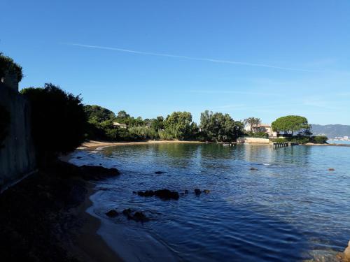 Maisonnette 2 minutes pied plage