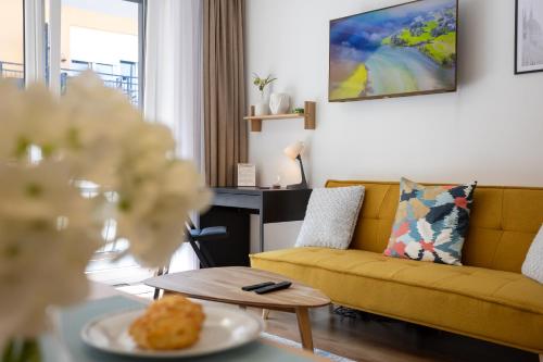 Vivid Studio with Balcony with FREE Private Parking