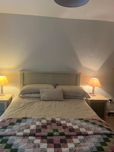 Postel nebo postele na pokoji v ubytování Glencross Cottage