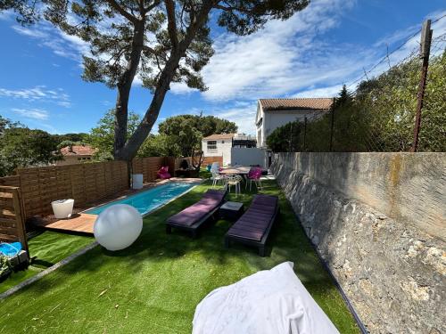 une cour avec une piscine et une clôture dans l'établissement La Villa Sanary, à Sanary-sur-Mer