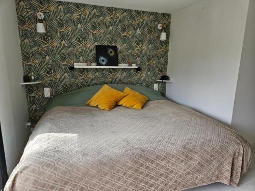 - une chambre avec un lit et 2 oreillers jaunes dans l'établissement La Villa Sanary, à Sanary-sur-Mer