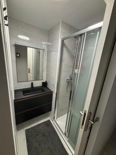 une salle de bain avec une douche, un lavabo et un miroir dans l'établissement La Villa Sanary, à Sanary-sur-Mer