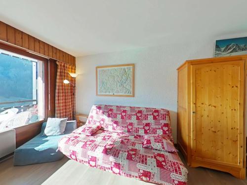 En eller flere senge i et værelse på Studio confortable avec parking au Grand Bornand - FR-1-241-132