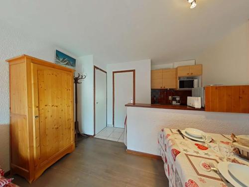 Cette petite chambre comprend une cuisine et un lit. dans l'établissement Studio confortable avec parking au Grand Bornand - FR-1-241-132, au Grand-Bornand