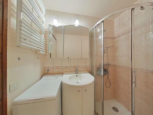 Et badeværelse på Studio confortable avec parking au Grand Bornand - FR-1-241-132