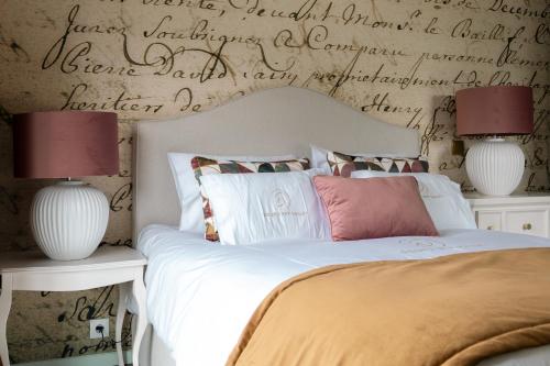 una camera da letto con un letto a scomparsa con scrittura di Douro Sky Valley - Private Villa a Miomães