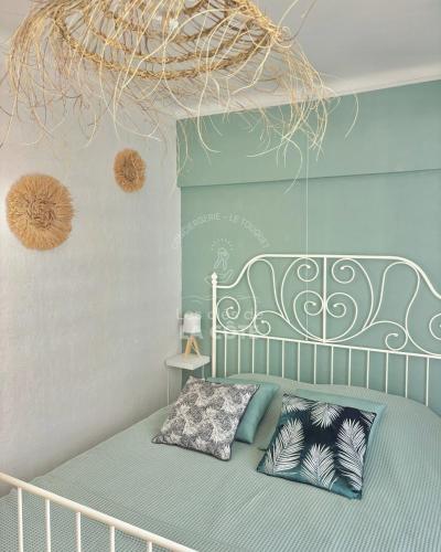 une chambre avec un lit avec deux oreillers dessus dans l'établissement Maison Sable & Mer, à Merlimont