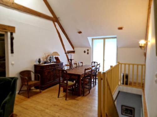 une salle à manger avec une table et des chaises dans l'établissement Ferme de la Haute Maison Maison d hotes, à Saint-Loup-de-Naud