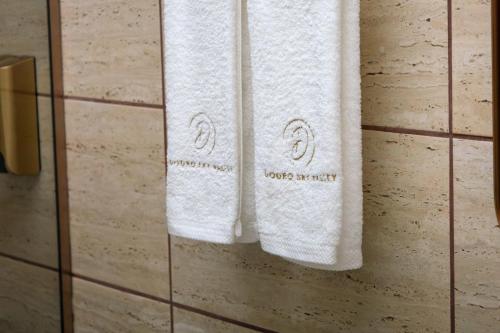 2 asciugamani sono appesi a un muro in bagno di Douro Sky Valley - Private Villa a Miomães