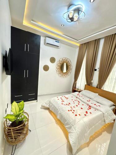 een slaapkamer met een bed met rode rozen erop bij Oaksvale Homes in Enugu