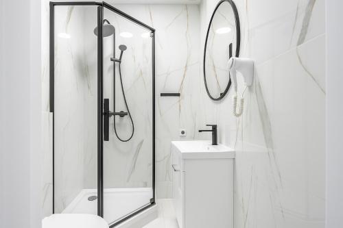 a bathroom with a shower and a toilet and a phone at Staromiejska Panorama -Lokalizacja Premium Widok na Rynek Staromiejski in Toruń