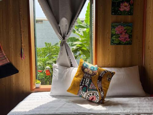 Postel nebo postele na pokoji v ubytování Cozy Haven-Lotus Room & Sunshine Windows