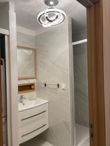 une salle de bain avec un lavabo blanc et une douche dans l'établissement Recently renovated apartment in quiet area in heart of Old Nice, à Nice