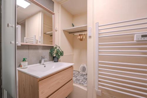 une salle de bain avec un lavabo et une douche dans l'établissement Entre Thiers et Vous - HyperCentre, à Grenoble