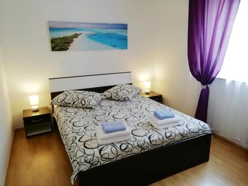 une chambre avec un lit avec deux oreillers dessus dans l'établissement Holiday home Davorka with garden and barbecue, à Ližnjan