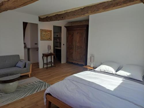 une chambre avec un grand lit et un canapé dans l'établissement Centre Historique de Caen, à Caen
